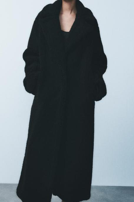 Long Winter Coat for Women Made of Soft Teddy Fabric with Lapel Collar and Side Pockets for Extra Warmth and Comfort