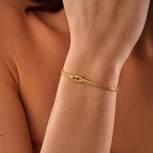 LUNA | Timeless Love Knot Bracelet in Minimalist Style
