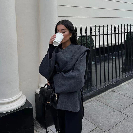 Oversized wool coat with button closure and luxury lining