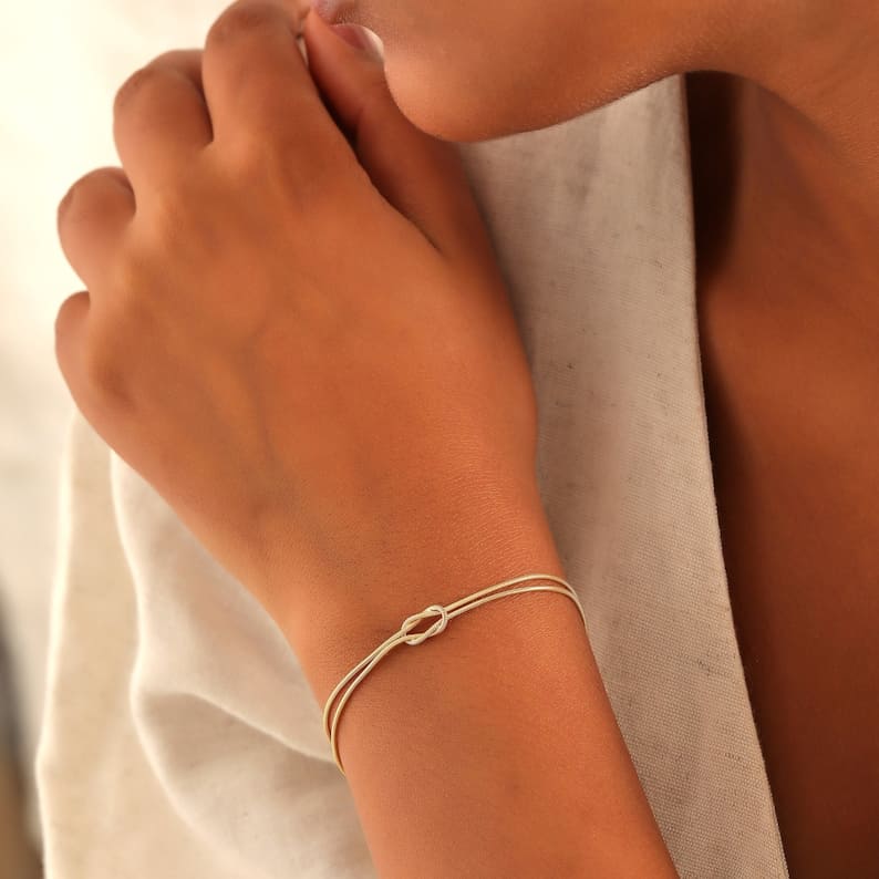 LUNA | Timeless Love Knot Bracelet in Minimalist Style