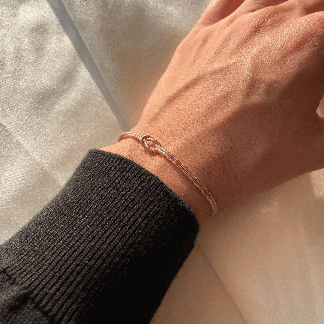 LUNA | Timeless Love Knot Bracelet in Minimalist Style